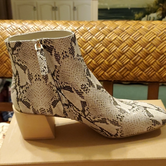 BOOTS - Picture 2 of 8